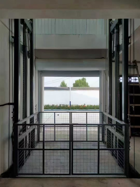 Xinchaoyue Cargo Lift Vertical Electric Hydraulic Goods Elevator Platform for House and Garage