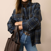 Nouvelle Veste Shacket Réversible à Carreaux Bleu Marine pour Femme, Col Pointu, Boutons sur le Devant, Poches à Rabat – Vente en Gros