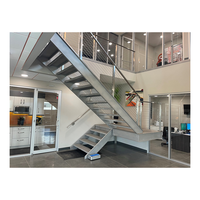 Escalier moderne en métal droit avec double rampe et garde-corps en verre