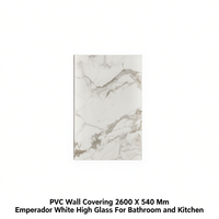 Revestimiento de Pared de PVC Impermeable Moderno con Panel 3D de Alto Brillo Blanco Emperador de 2600x540x3mm para Interiores de Apartamentos, Cocinas y Salas de Estar