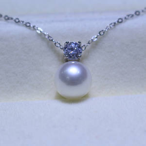 จี้ไข่มุกน้ำจืดธรรมชาติเงินแท้ S925 รุ่นควีนไอซ์ คลาสสิก สร้อยคอคลาวิเคิลอเนกประสงค์ สีม่วงอ่อนเข้ม - Product Image 4