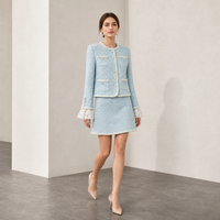 Ensemble tailleur tweed deux pièces pour femme, veste bleu clair en bouclé avec bordure en dentelle et mini-jupe trapèze, tenue sans col à quatre poches