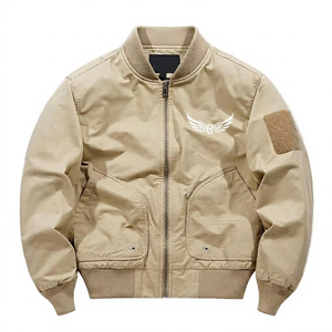 Chaqueta Caqui para Hombre, Color Sólido, Cuello Alto, Cierre de Cremallera Frontal, Diseño con Parche de Logotipo en las Alas, Ropa Casual de Otoño - Product Image 1
