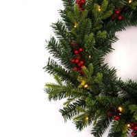 Neu eingetroffen: Vorbeleuchteter künstlicher Weihnachtskranz mit warmweißen LED-Lichtern, roten Beeren, Tannenzapfen, realistischer Weihnachts-Hängeornament.