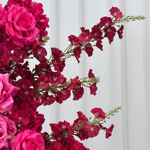 ซุ้มดอกไม้ประดิษฐ์ทำมือจากผ้าไหมเทียมสีแดง รูปแบบดอกกุหลาบและไฮเดรนเยีย  ตกแต่งฉากหลังงานแต่งงานสุดหรู เป็นมิตรกับสิ่งแวดล้อม - Product Image 4