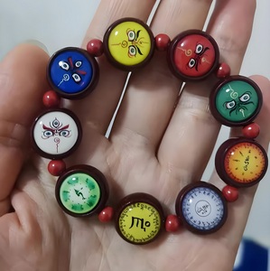 ห่วงคล้องโทรศัพท์มือถือแบบทิเบต ทังก้า ซินนาบาร์ พร้อมลูกปัดห่วงคล้องข้อมือ ลิงยาน มันตรา กรีนทารา เยลโล่เวลธ์ - Product Image 2