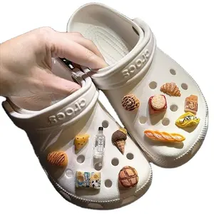 Vente en gros PVC personnalisé vente chaude dessin animé fruits 2024 sabots chaussures de crocodile chaussures de sport de charme décoratif