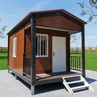 Maison conteneur préfabriquée portable avec toit à pignon, finition bois personnalisée, idéale pour villas, sites de villégiature, bureaux et hébergements.