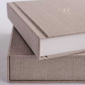 <span class=keywords><strong>Album</strong></span> photo en tissu de lin sur mesure couverture en lin d'avoine naturelle reliure parfaite <span class=keywords><strong>Album</strong></span> photo durable avec boîte à souvenirs en lin - Product Image 3