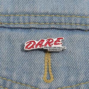 DARE D.A.R.E. 薬は本当に高価です エナメルピン ブローチ 滥用防止 教育バッジ ブローチ ラペルピン ジュエリー ギフト - Product Image 1
