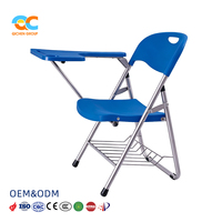 Chaise d'étudiant pliable bleue en plastique avec tablette d'écriture, porte-gobelet et panier sous le siège pour salle d'examen et salle de classe