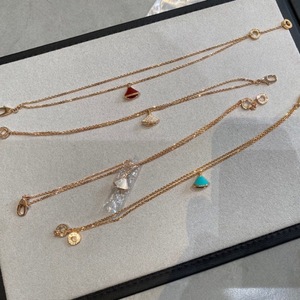 สร้อยข้อมือชั้นคู่ประดับโรสโกลด์ 18K พร้อมหินเรดแคลซิโดนี ประดับด้วยไวท์ฟริทิลลาเรียและเพชรเต็มวง ดีไซน์คลาสสิก - Product Image 1