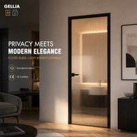 Porte battante intérieure moderne en aluminium GELLJA avec verre cannelé, cadre étroit, manuelle, certifiée CE pour appartement, hôtel, salle de bain, cuisine