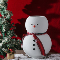 Vase de Noël en fibre de verre en forme de bonhomme de neige blanc avec visage peint pour la décoration festive des fêtes