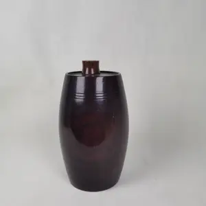 丸い樽型の赤褐色の骨灰木製の骨壷