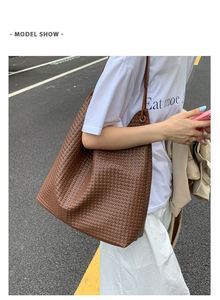 Bolsa de Mano Simple de Gran Capacidad, Tejida en PU, Bolsos de Cuero Duraderos de Gran Capacidad - Product Image 6