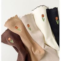 Vente en gros de chaussettes Crew respirantes brodées sur mesure avec des motifs de fleurs Chaussettes d'automne incontournables pour les femmes