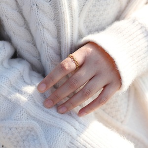 Anillo Religioso Minimalista con Cruz Hueca, Anillos de Acero Inoxidable Dorados para Mujer - Product Image 5