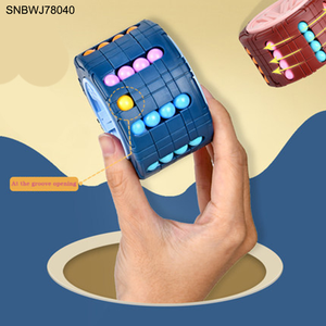 TIKTOK <span class=keywords><strong>Amazon</strong></span> Offres Spéciales enfants Cube bout des doigts filature petite roue de haricot magique presser Stress doigt haut disque magique jouet - Product Image 2