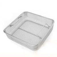 Panier en acier inoxydable robuste avec couvercle à compression, disponible en différentes tailles de mailles.