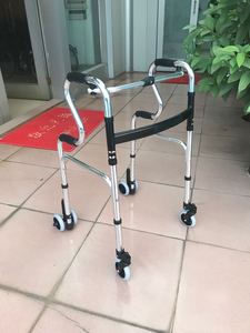 Déambulateur à roulettes en aluminium à 4 roues verrouillables avec poignée doublement courbée, en stock, pour la rééducation des personnes âgées - Product Image 1
