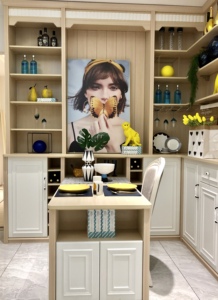 Quadro su Tela Minimalista con Farfalla e Cornice in Lega d'Alluminio Dorata, Arte Moderna per Casa e Ufficio - Product Image 6