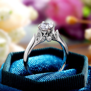Anello con Quattro Punte in Cristallo AAA per Donne, Accessorio Moda Classico Minimalista per Uso Quotidiano e Feste - Product Image 2
