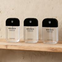 Vente en gros de flacons vaporisateurs carrés vides en plastique PETG transparent de 30 ml et 50 ml, format poche, pour parfum, avec pompe pulvérisatrice et impression sérigraphique