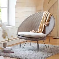 Ensemble de meubles de jardin, table basse circulaire en teck, fauteuil de repos individuel, design créatif, balcon, parc, villa