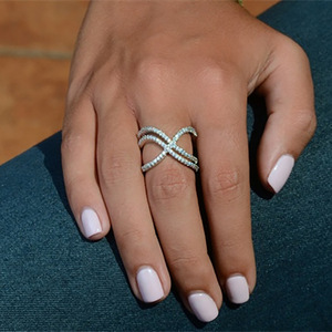 Anello da Donna con Zirconi a Forma di X Intrecciata Multiriga, Gioiello Trendy per Uso Quotidiano e Feste, Idea Regalo - Product Image 4