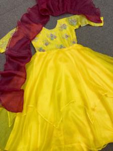 Nuevo diseñador de ropa de fiesta Look vestido inferior y Dupatta en secuencia de bordado trabajo e impresión digital con almohadilla adjunta - Product Image 3