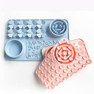 <span class=keywords><strong>Tapis</strong></span> <span class=keywords><strong>de</strong></span> recherche d'animaux domestiques en silicone Bol d'alimentation pour animaux <span class=keywords><strong>de</strong></span> compagnie Mangeoire pour chats Tampon à lécher multi-aliments avec ventouses - Product Image 3