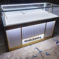 Vitrines à bijoux en verre trempé personnalisées, durables, avec éclairage LED, faciles à nettoyer, finition or/blanc pour les bijouteries