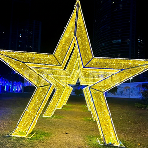 L'arche lumineuse en forme d'étoile répète son motif pour créer un passage de Noël illuminé pour les centres de villégiature, les rues commerçantes et les places publiques. - Product Image 1