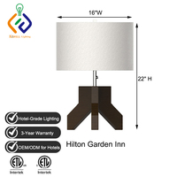 Lampe de bureau Kawell Hilton Garden Inn Premium avec base en bois en forme de trépied, fournisseur d'usine, lampe de table pour l'approvisionnement des chaînes hôtelières