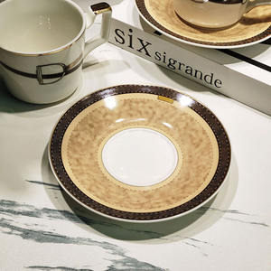 Vente flash : Ensemble tasse et soucoupe à café en céramique, style nordique de luxe, avec poignée dorée et motif de boucle en cuir - Product Image 3