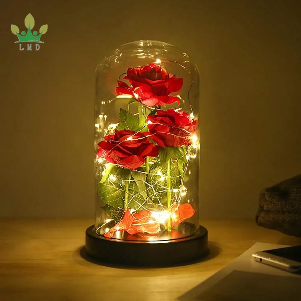 Enchanted Rose Kit Kecantikan dan The Beast Merah Sutra Mawar dan Lampu Led dengan Kelopak Jatuh Dalam Kubah Kaca Pada Kayu