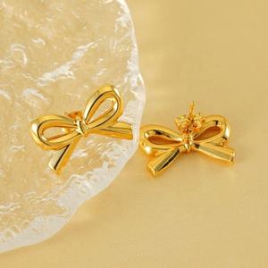 Boucles d'oreilles clous tendance en or pour femme, motif cœur et feuille texturés, en acier inoxydable plaqué or 14 carats, sur mesure, géométriques exagérées - Product Image 4