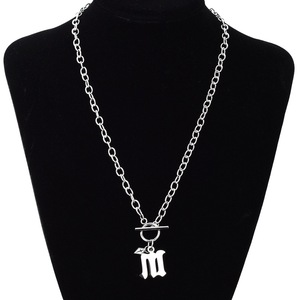 Nuevo Collar con Colgante de Letra A-Z de Diseño Simple y Lujoso, Plateado, Unisex, de Acero de Titanio, Joyería al por Mayor - Product Image 1