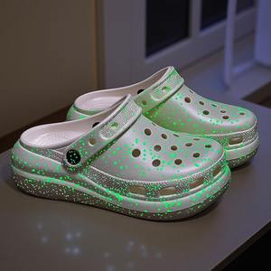 Sandales Sabots Lumineux Tendance EVA Récolte 2025 – Nouveaux Sabots de Plage Tendance pour Femmes - Product Image 1