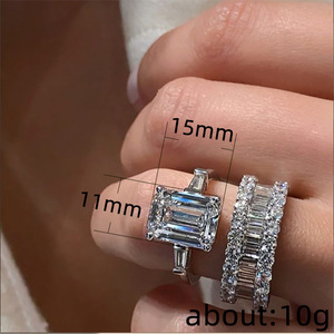 Anello da Donna con Accenti in Pietra, Elegante Gioiello da Dito alla Moda - Product Image 2