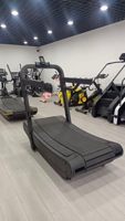 Cinta de correr comercial curva autoalimentada sin motor, accionada por gravedad, con banda de rodillos de nailon para gimnasio y cardio