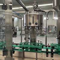 Machine de remplissage automatique de vin rouge avec emballage en verre, système trois-en-un de remplissage, bouchage et motorisation