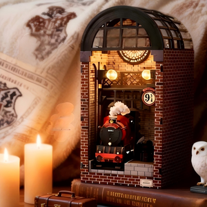 9 3/4 Magischer Bahnhof Holz-Miniatur-Buchnischen-Set - DIY Mini-Haus Puzzle-Spielzeug für Kreatives Bauen und Ausstellen Auf Lager - Product Image 1