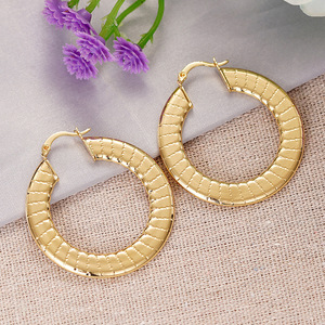 Orecchini a polsino larghi a righe da donna, gioielli minimalisti in metallo alla moda, accessorio di design per l'uso quotidiano - Product Image 5
