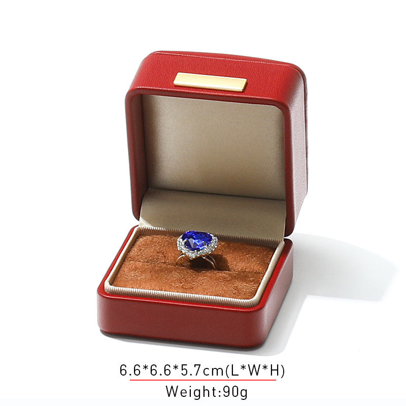 Boîte de bague rouge