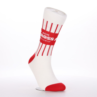 Chaussettes de sport personnalisées blanches et rouges avec logo textuel intégré, design à rayures verticales, illustrations personnalisées, couleurs d'équipe, service OEM ODM