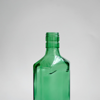 Liquide avec bouteille verte, boisson alcoolisée en bouteille verte