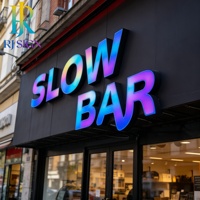 Enseignes lumineuses LED RGB haut de gamme avec bordure métallique, lettres multicolores changeantes, signalétique commerciale personnalisée pour devanture de magasin moderne