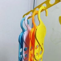 Anpassbarer, faltbarer Kleiderbügel aus Kunststoff, Großhandel für Mäntel und Hosen, Kleiderorganizer für platzsparendes Aufbewahren im Kleiderschrank